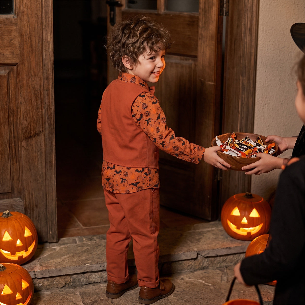 Garnitur chłopięcy na Halloween, koszula w dynie, kamizelka, spodnie i mucha, lifestyle