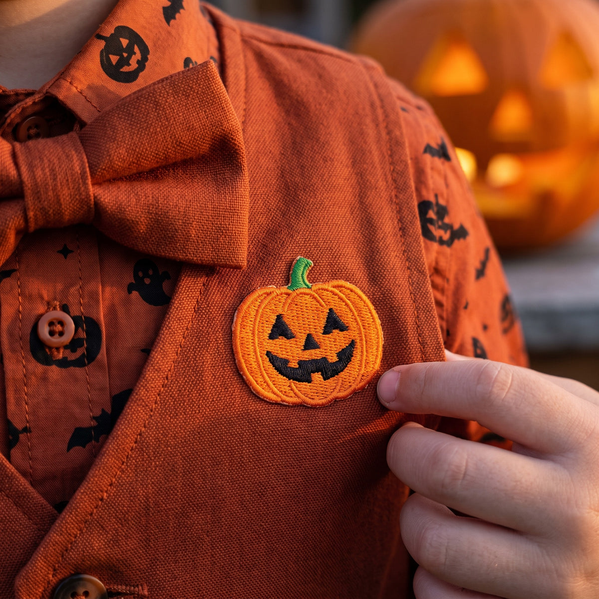 Garnitur chłopięcy na Halloween, koszula w dynie, kamizelka, spodnie i mucha, detail macro