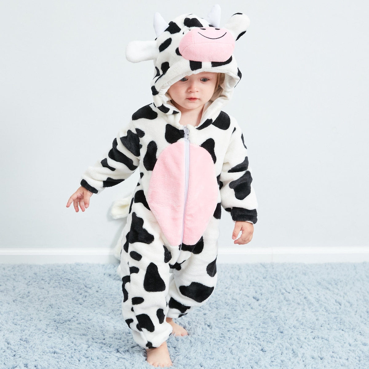 Pajacyk kigurumi niemowlęcy z kapturem, krówka na dziecku