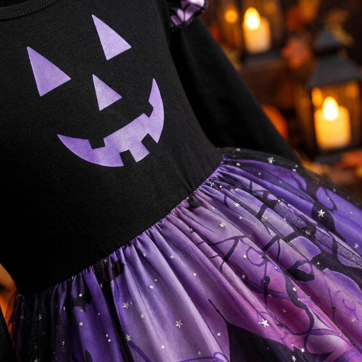 Sukienka na Halloween dla dziewczynki, fioletowa z uśmiechem dyni, detail macro