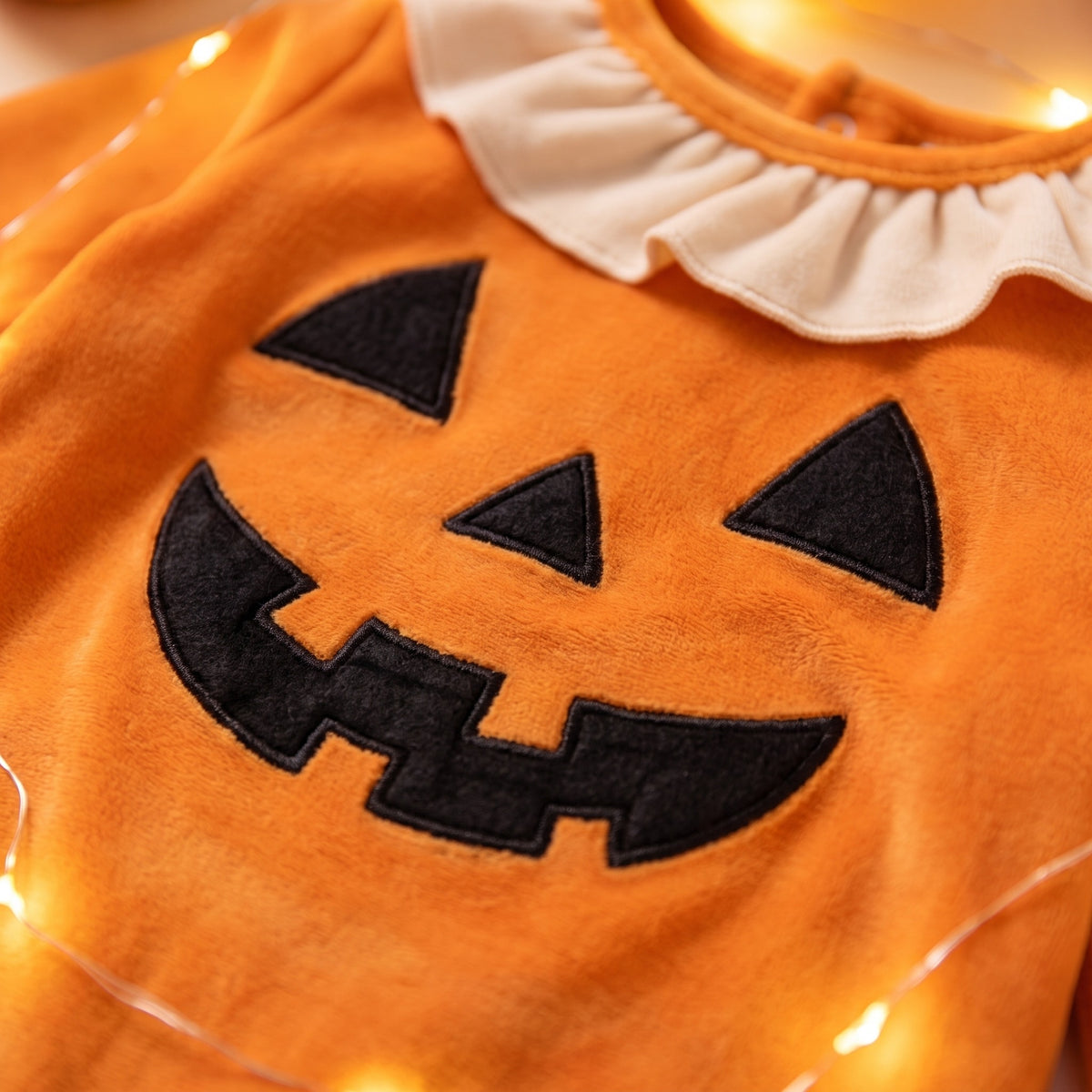 Pajacyk niemowlęcy na Halloween z czapką dynią, detail macro