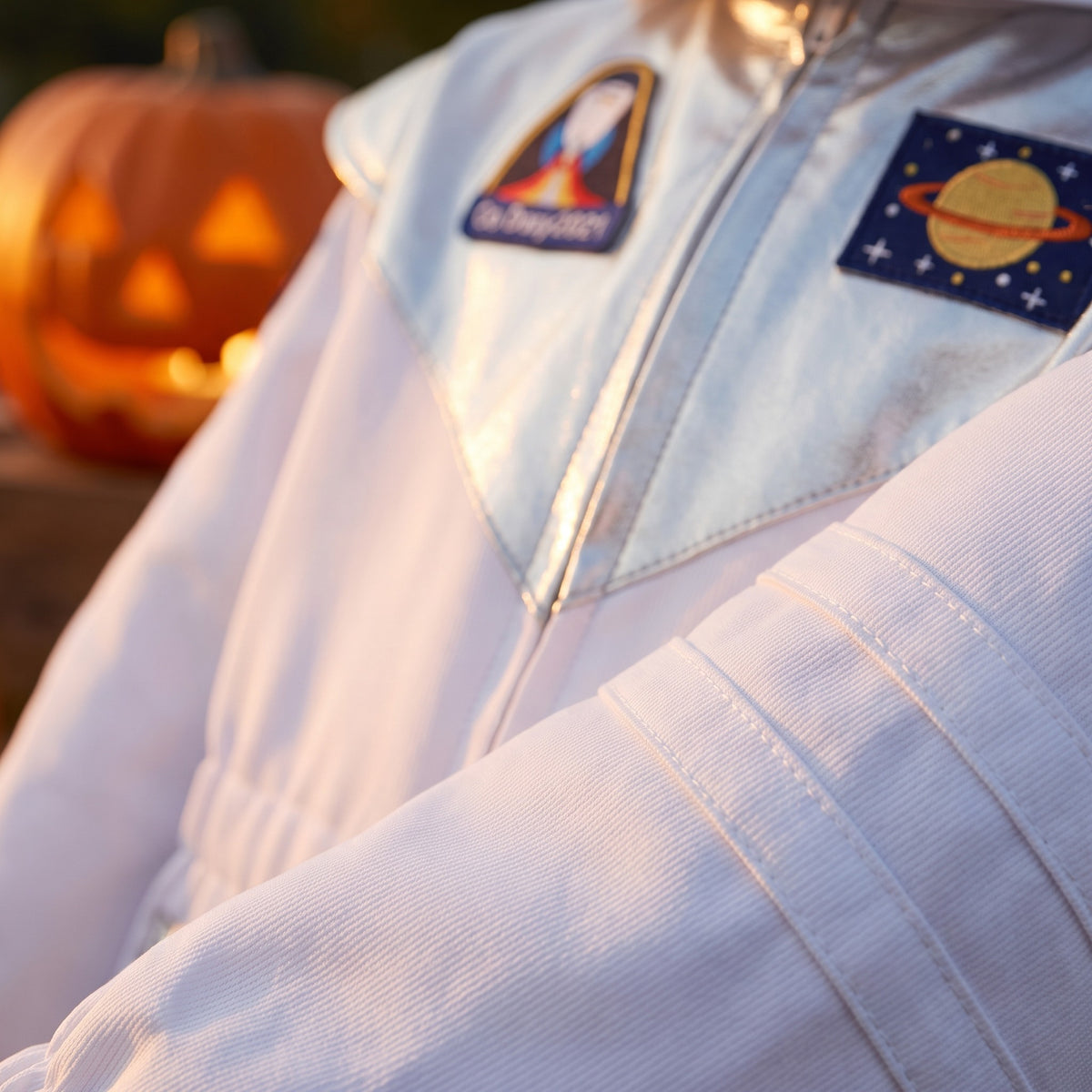 Strój astronauty dla dzieci, biały kombinezon z naszywkami, detail macro