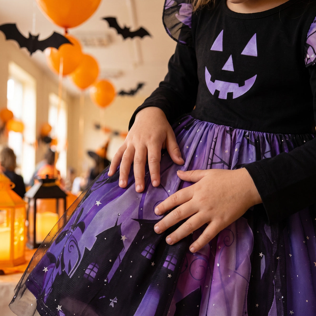 Sukienka na Halloween dla dziewczynki, fioletowa z uśmiechem dyni, lifestyle 2