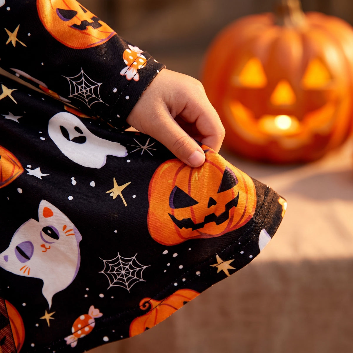 Sukienka na Halloween dla dziewczynki, dynie, kotki i tiul z kokardą, detail macro