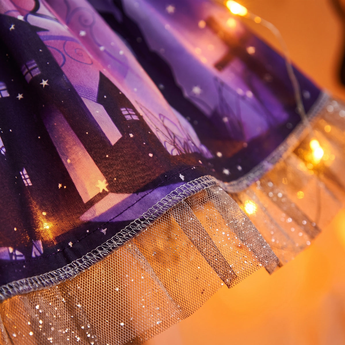 Sukienka na Halloween dla dziewczynki z tiulem, nadruk zamku i dyni, detail macro